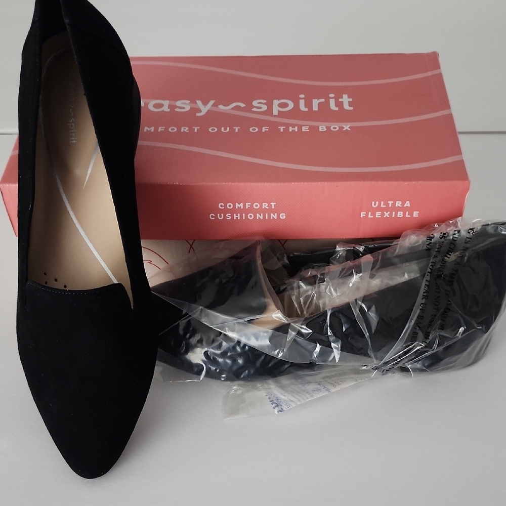 Easy Spirit Black Flats with Textured Upper for Versatile Style